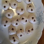 Chocolate Chip Meringue Teardrops